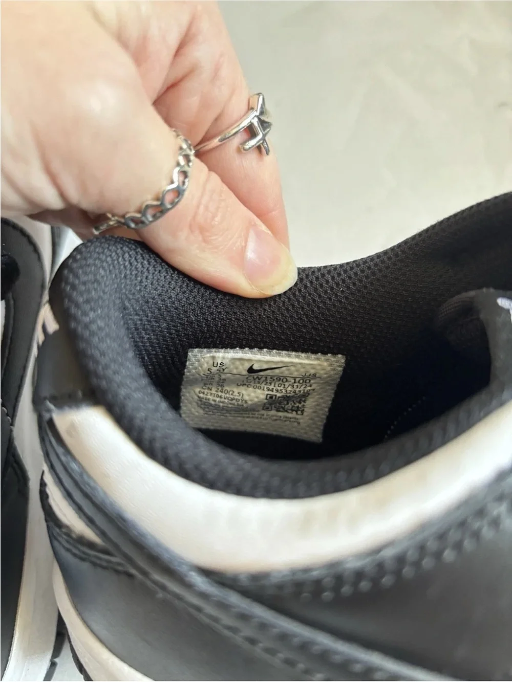 Nike Dunk Low Black/White Unisex 5.5Y/7 Women’s, Leather Low Top CW1590-100